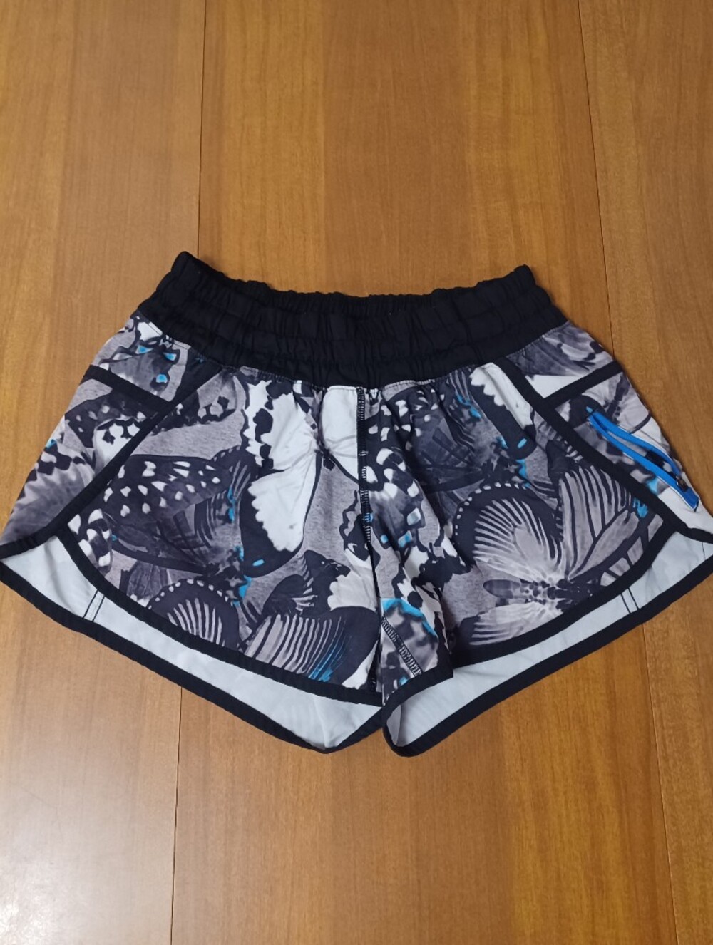 Lululemon Butterfly Print Shorts Womens 4 Lined Athletic Black Gray Blue White
